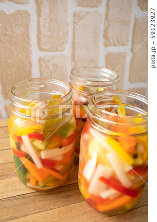 瓶に入っているピクルス 59123927