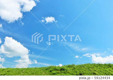 綺麗な夏の青空と白い雲 そして高原の風景の写真素材