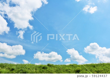 綺麗な夏の青空と白い雲 そして高原の風景の写真素材