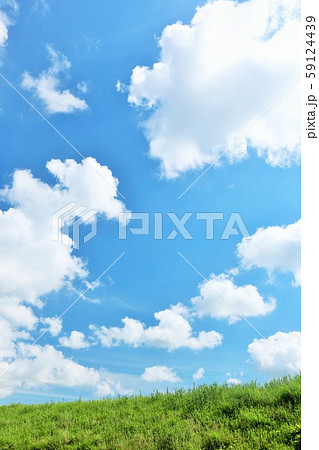 綺麗な夏の青空と白い雲 そして高原の風景の写真素材