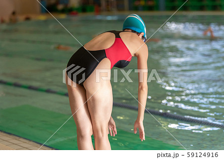 競泳　女性　スイミング　プール　後ろ姿 59124916