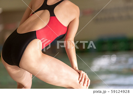 競泳　女性　スイミング　プール　後ろ姿 59124928