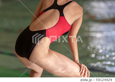 競泳　女性　スイミング　プール　後ろ姿 59124929