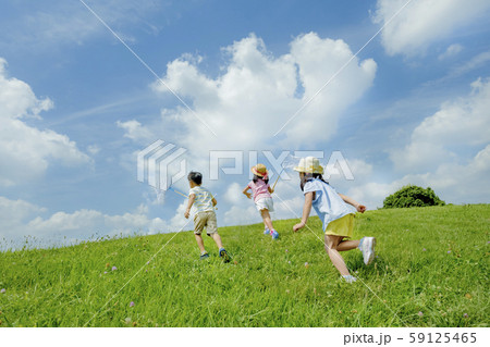 公園で遊ぶ子供たち 59125465