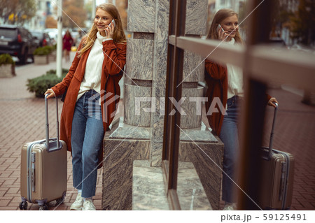 Smiling young woman looking into the distance 59125491