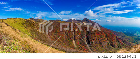 秋のくじゅう連山 鮮やかな紅葉 59126421