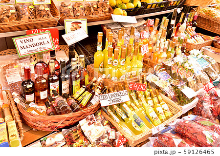 タオルミーナの食料品店　イタリア　シチリア島　タオルミーナ風景 59126465