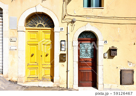 ヨーロッパのドア　イタリア　シチリア島　タオルミーナ風景 59126467