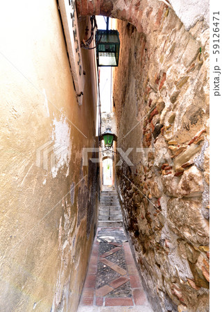 道幅60センチの路地　イタリア　シチリア島　タオルミーナ風景 59126471