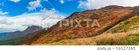 秋のくじゅう連山 鮮やかな紅葉 59127265