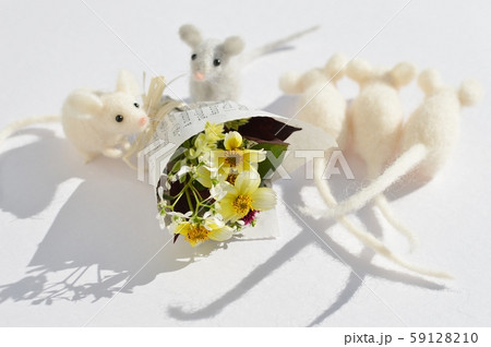 ねずみと小さい花束 ねずみと小さい花束 59128210