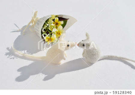 ねずみと小さい花束 の写真素材