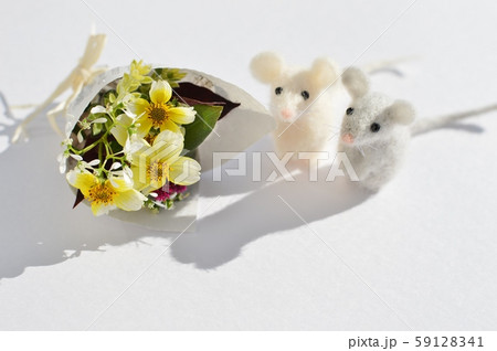 ねずみと小さい花束 の写真素材