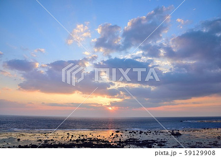 <奄美十景＞あやまる岬観光公園の朝日　1  59129908