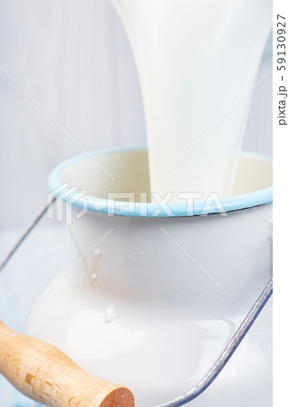 Pour the milk into the steel container Pour the milk into the steel container 59130927