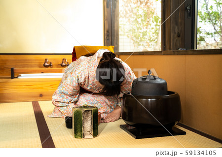 お茶を点てる女性 59134105