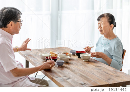シニア夫婦の食事風景 シニア夫婦の食事風景 59134442