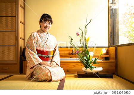 花を活ける女性 59134600