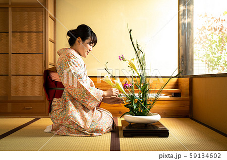 花を活ける女性 花を活ける女性 59134602
