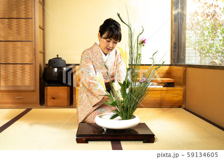 花を活ける女性 59134605
