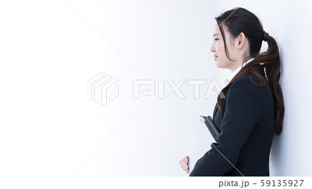 ノートパソコンを抱えた笑顔のビジネスウーマン ノートパソコンを抱えた笑顔のビジネスウーマン 59135927