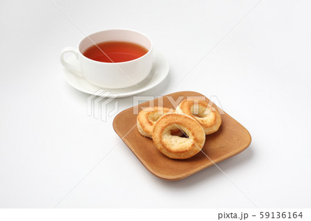 お皿にのせた スコーン ビスケット 紅茶 ティータイム 白背景 59136164
