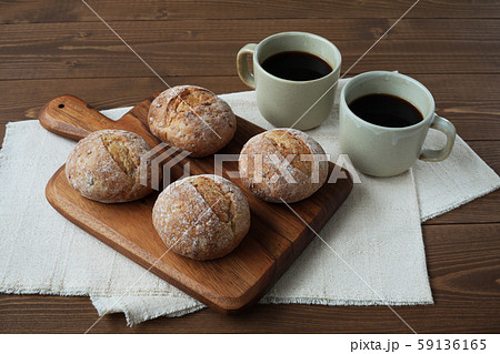 まな板にのせたフランスのパン ライ麦パン ホットコーヒー 木のテーブル 59136165