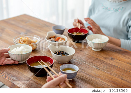 シニア食卓風景 シニア食卓風景 59138566