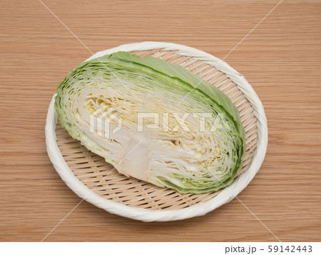 半分にカットしたキャベツ 半分にカットしたキャベツ 59142443