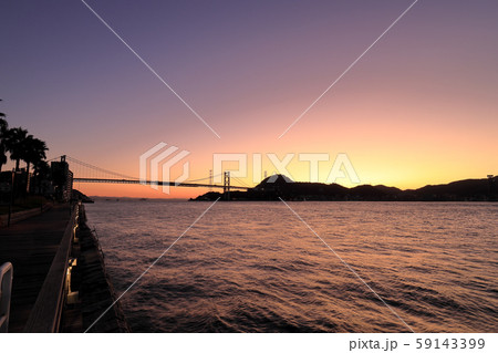 関門海峡　(10月　早朝　下関) 59143399