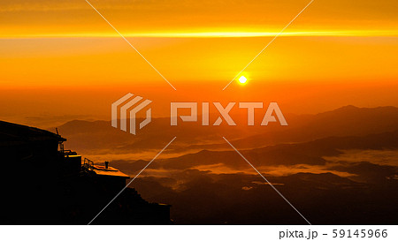 春の八ヶ岳登山:赤岳頂上山荘の夜明け 春の八ヶ岳登山:赤岳頂上山荘の夜明け 59145966