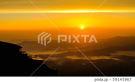 春の八ヶ岳登山：赤岳頂上山荘の夜明け 59145967