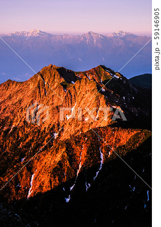 春の八ヶ岳登山:赤岳山頂の夜明け (手前に権現岳・奥に南アルプス) 春の八ヶ岳登山:赤岳山頂の夜明け (手前に権現岳・奥に南アルプス) 59146905