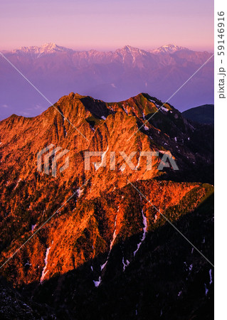 春の八ヶ岳登山:赤岳山頂の夜明け (手前に権現岳・奥に南アルプス) 春の八ヶ岳登山:赤岳山頂の夜明け (手前に権現岳・奥に南アルプス) 59146916