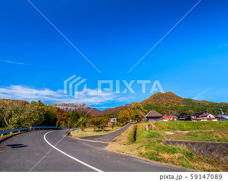秋の大山　茅葺屋根と大山 59147089
