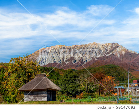 秋の大山 茅葺屋根と大山 秋の大山 茅葺屋根と大山 59147092