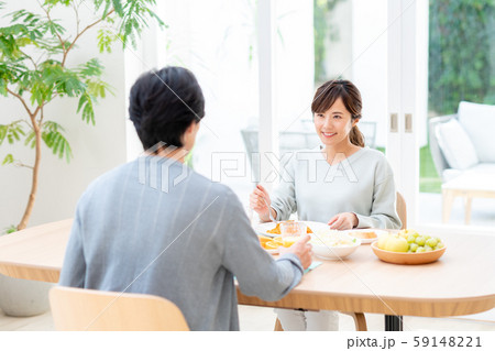 若い夫婦（食事） 59148221