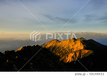 春の八ヶ岳登山：赤岳山頂の夜明け （手前に権現岳・奥に南アルプス） 59149431