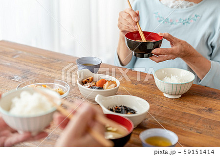 シニア食卓風景 シニア食卓風景 59151414