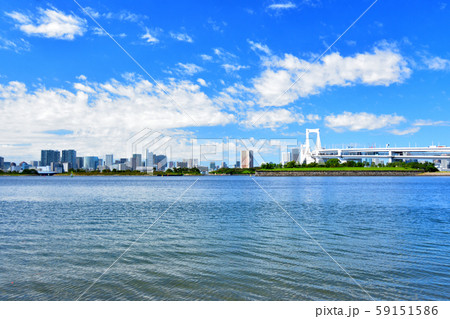 東京の海とビルと青空 59151586