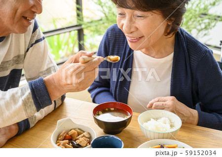 在宅介護／高齢夫婦／食事イメージ 59152034