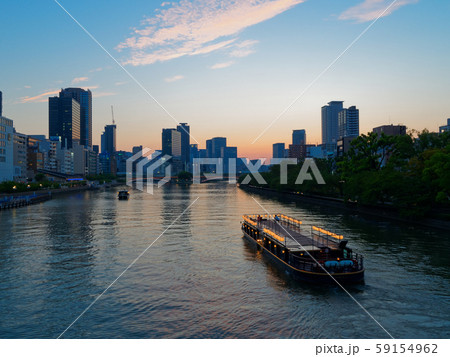 大阪 天満橋から夕暮れの中之島方面を望む 大阪 天満橋から夕暮れの中之島方面を望む 59154962