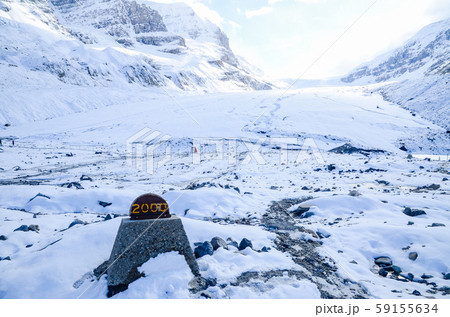 秋のカナディアン・ロッキー アサバスカ氷河の後退を表す過去の氷河末端の標識(カナダ・アルバータ州) 秋のカナディアン・ロッキー アサバスカ氷河の後退を表す過去の氷河末端の標識(カナダ・アルバータ州) 59155634