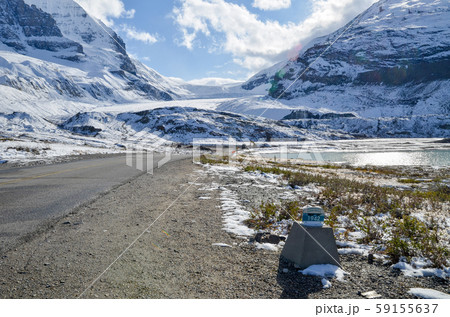 秋のカナディアン・ロッキー アサバスカ氷河の後退を表す過去の氷河末端の標識(カナダ・アルバータ州) 秋のカナディアン・ロッキー アサバスカ氷河の後退を表す過去の氷河末端の標識(カナダ・アルバータ州) 59155637