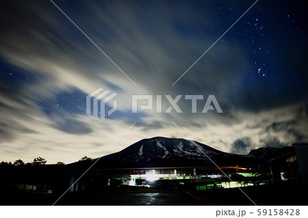 【長野県】 鬼押し出し園から見た浅間山と星空 【長野県】 鬼押し出し園から見た浅間山と星空 59158428