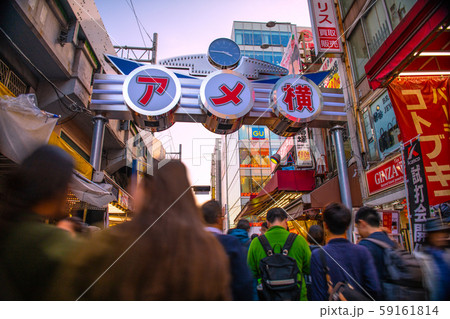 日本の東京都市景観 アメ横を望む(生まれ変わった看板) 日本の東京都市景観 アメ横を望む(生まれ変わった看板) 59161814