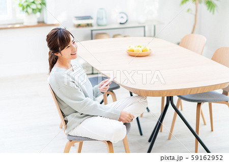 若い女性（スマホ） 59162952