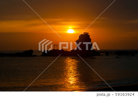 朝焼けの弁天島 59163924