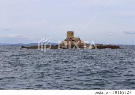 詫間港沖の三野津湾にうかぶ詫間海軍航空隊関連の戦争遺産岩島（多度津町）と瀬戸大橋 59165227