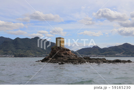 詫間港沖の三野津湾にうかぶ詫間海軍航空隊関連の戦争遺産岩島(多度津町)と讃岐の山々 詫間港沖の三野津湾にうかぶ詫間海軍航空隊関連の戦争遺産岩島(多度津町)と讃岐の山々 59165230